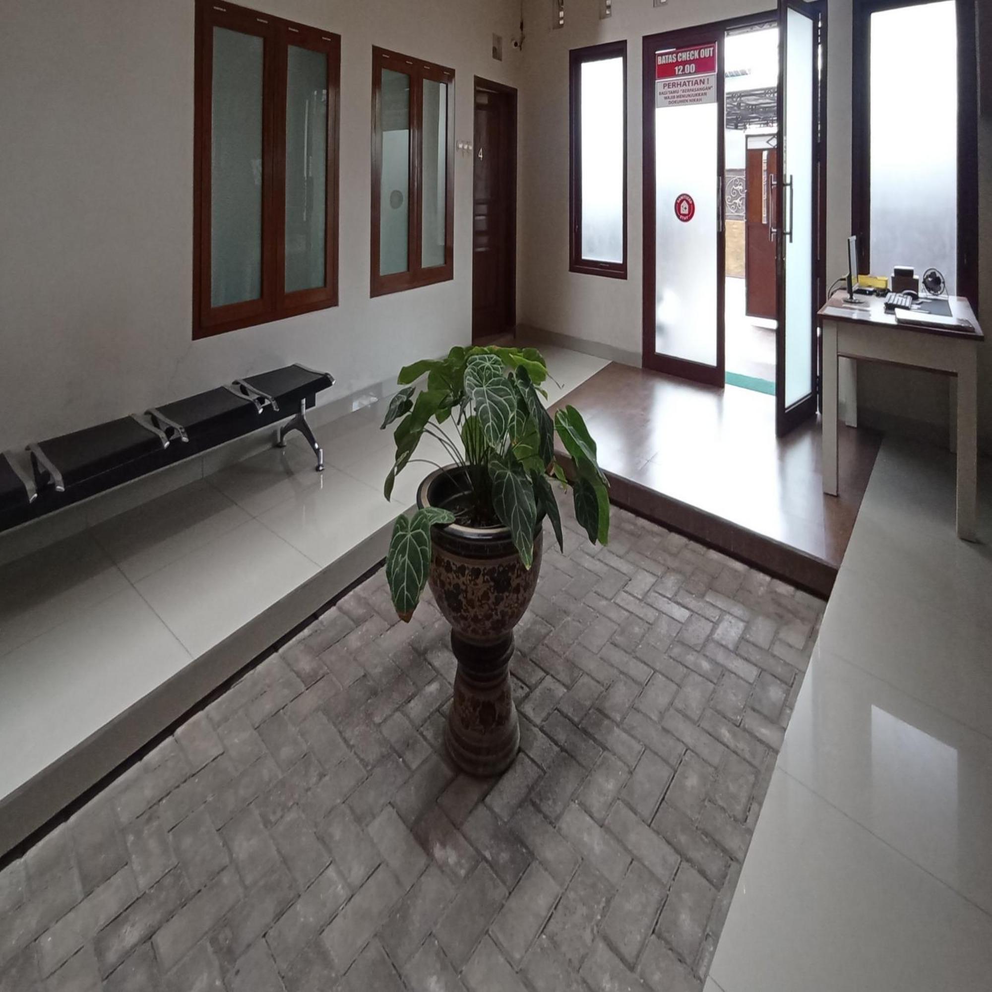 Reddoorz At Syariah House Purwokerto 호텔 외부 사진